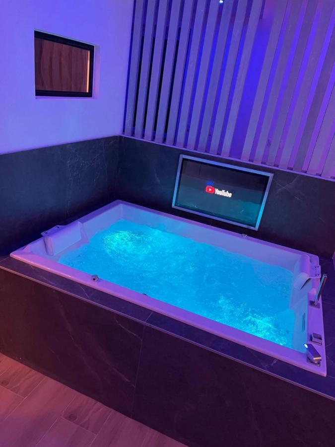 Chic & Jacuzzi * Givors