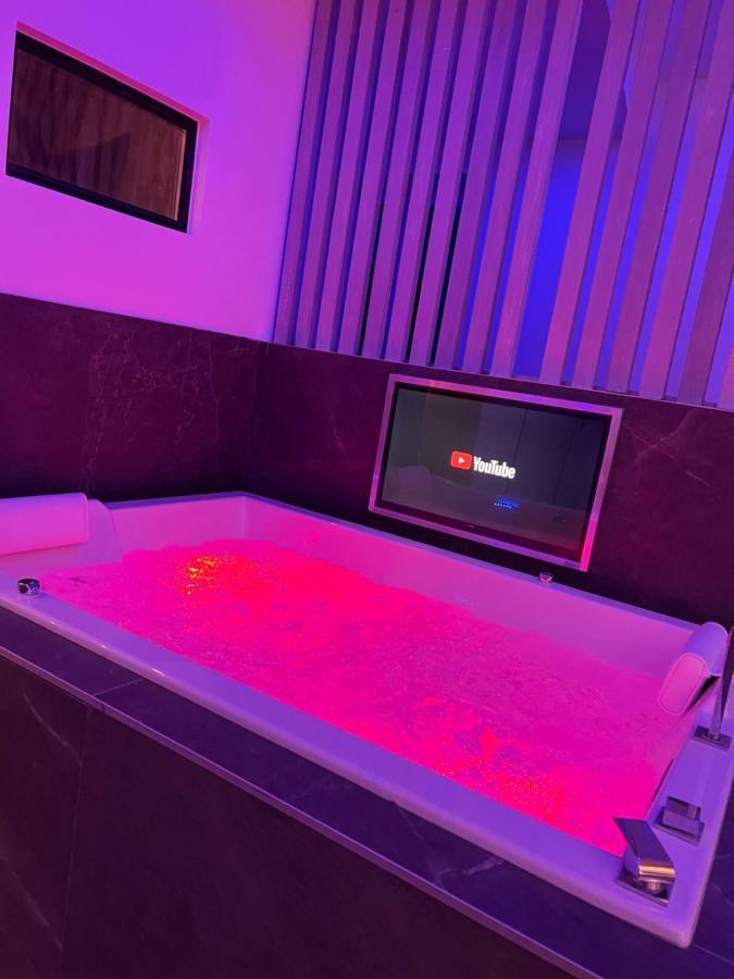 Chic & Jacuzzi * Givors